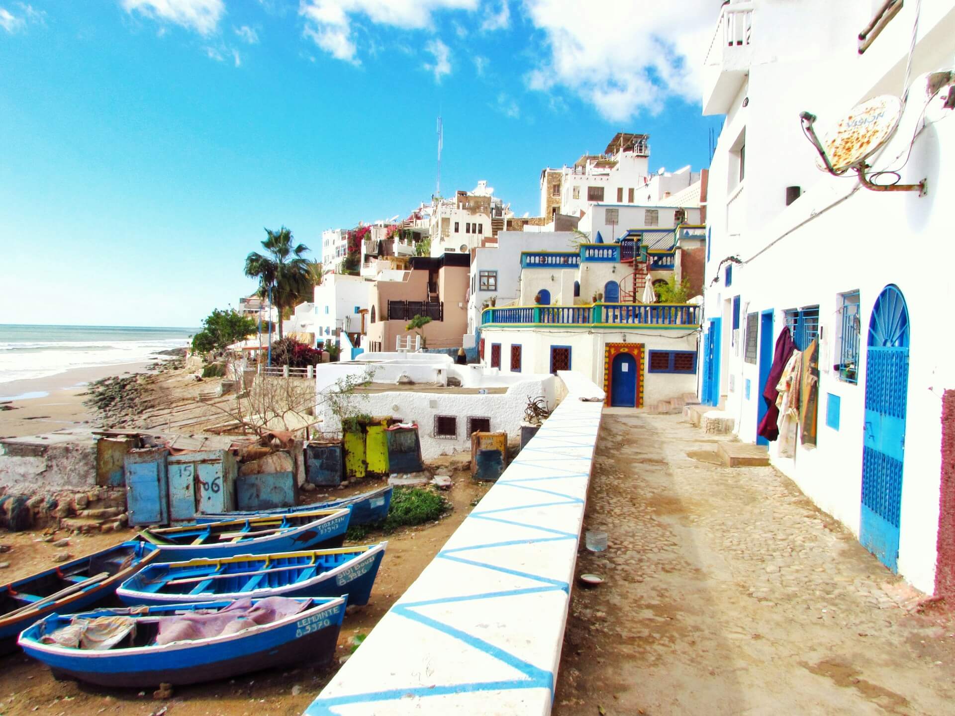 bateau amarré près des habitations et plan d'eau